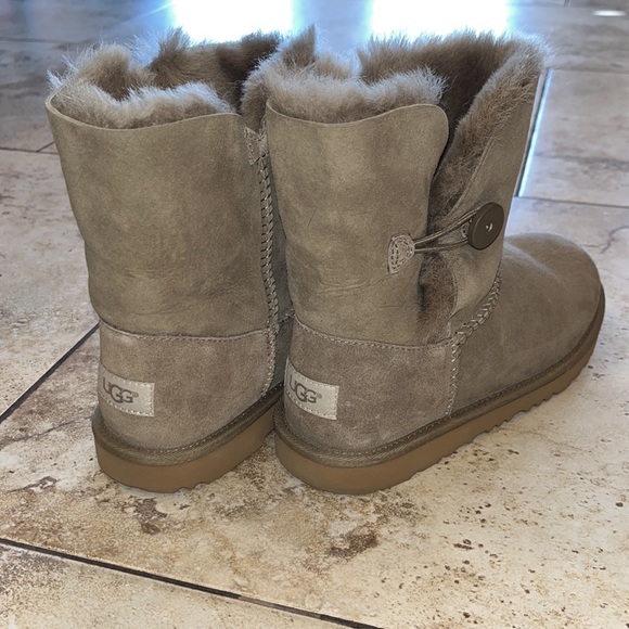UGG Bailey Button Boot size 5 youth/6.5 women color light loden green. - Picture 2 of 13